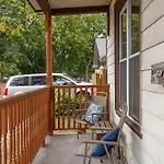 Snapdragon Apt - Charming Two Bedroom In Corcoran Neighborhood